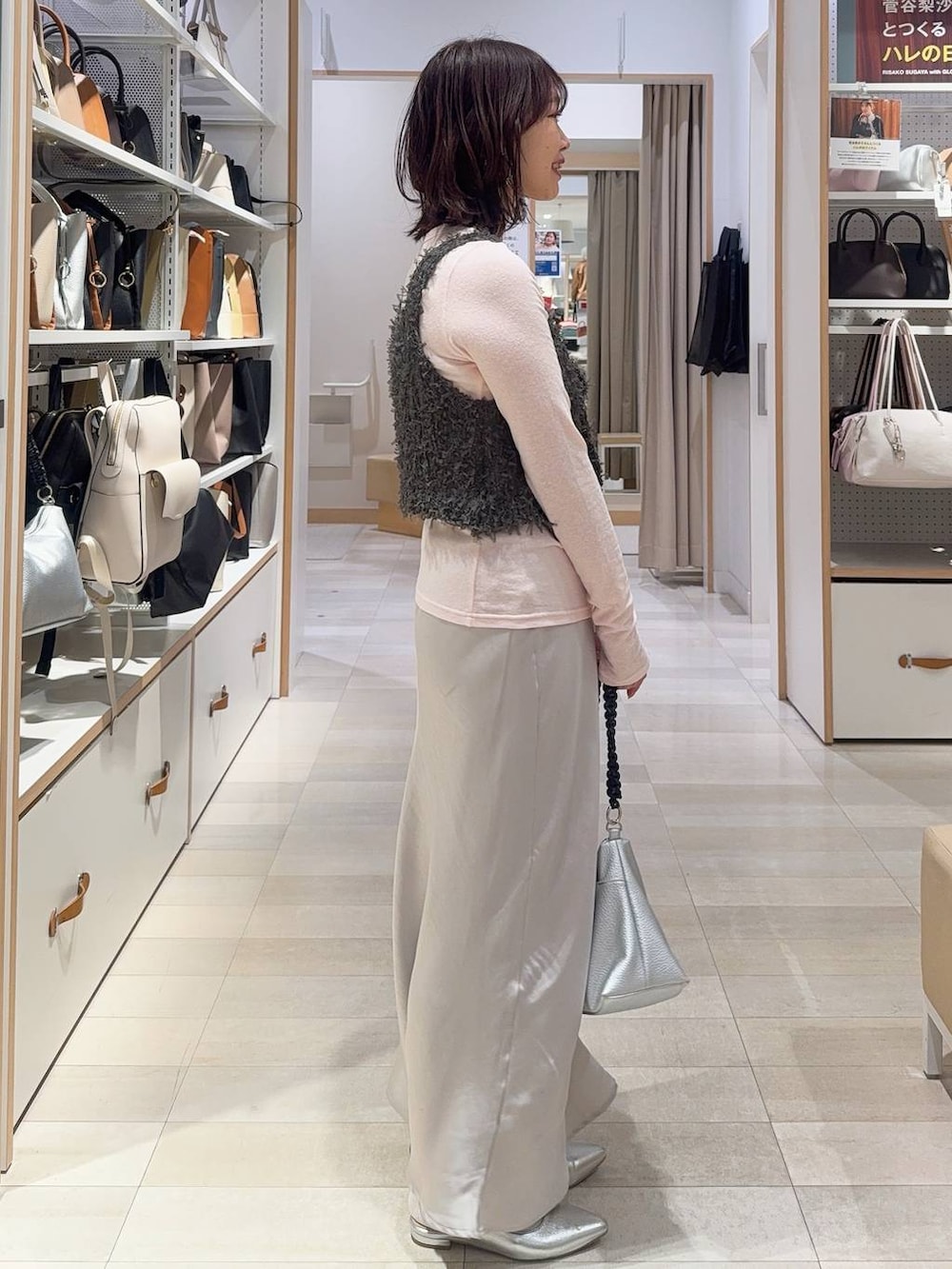 ピンク系のTシャツ/カットソー、ブルー系のシャツ/ブラウス、グレー系のスカートを着用したレディースの冬コーディネートの8枚目の写真