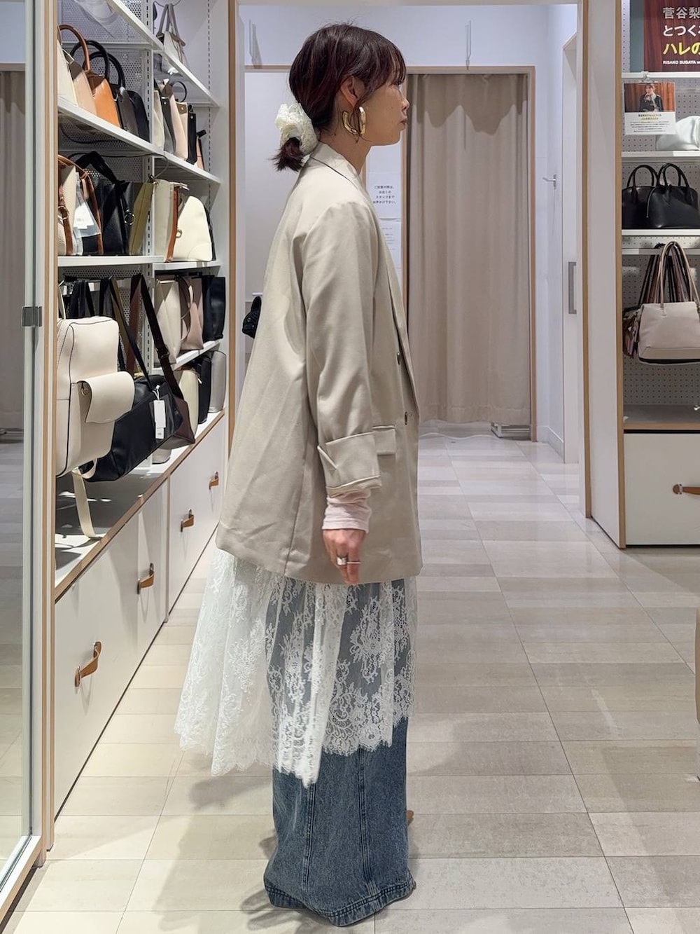 グレー系のワンピース、ベージュ系のテーラードジャケット、ゴールド系のネックレスを着用したレディースの冬コーディネートの7枚目の写真