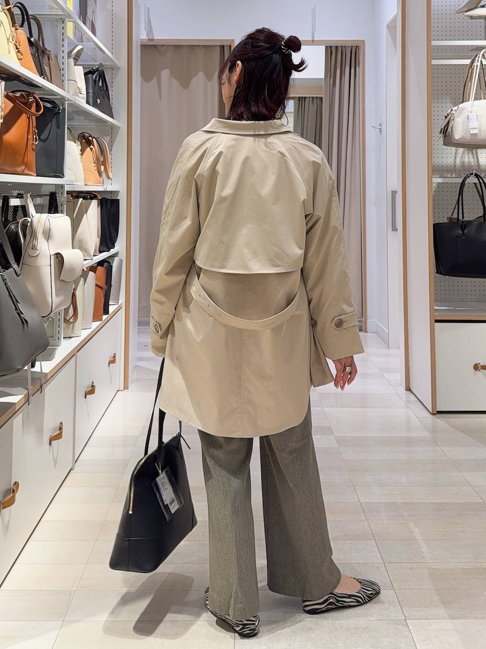 その他のパンプス、ベージュ系のその他パンツ、ベージュ系のトレンチコートを着用したレディースの冬コーディネートの5枚目の写真