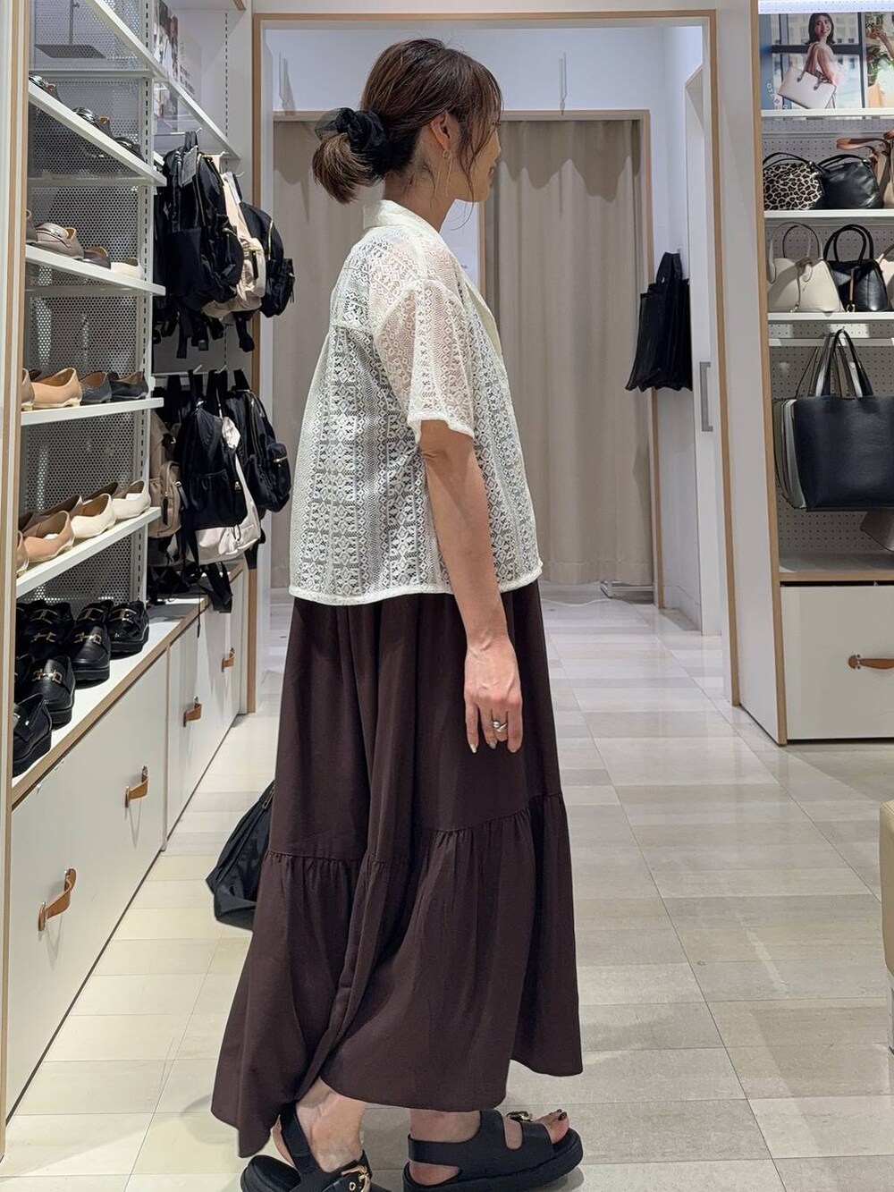 ブラック系のキャミソール、ブラック系のショルダーバッグ、ホワイト系のシャツ/ブラウスを着用したレディースの夏コーディネートの5枚目の写真