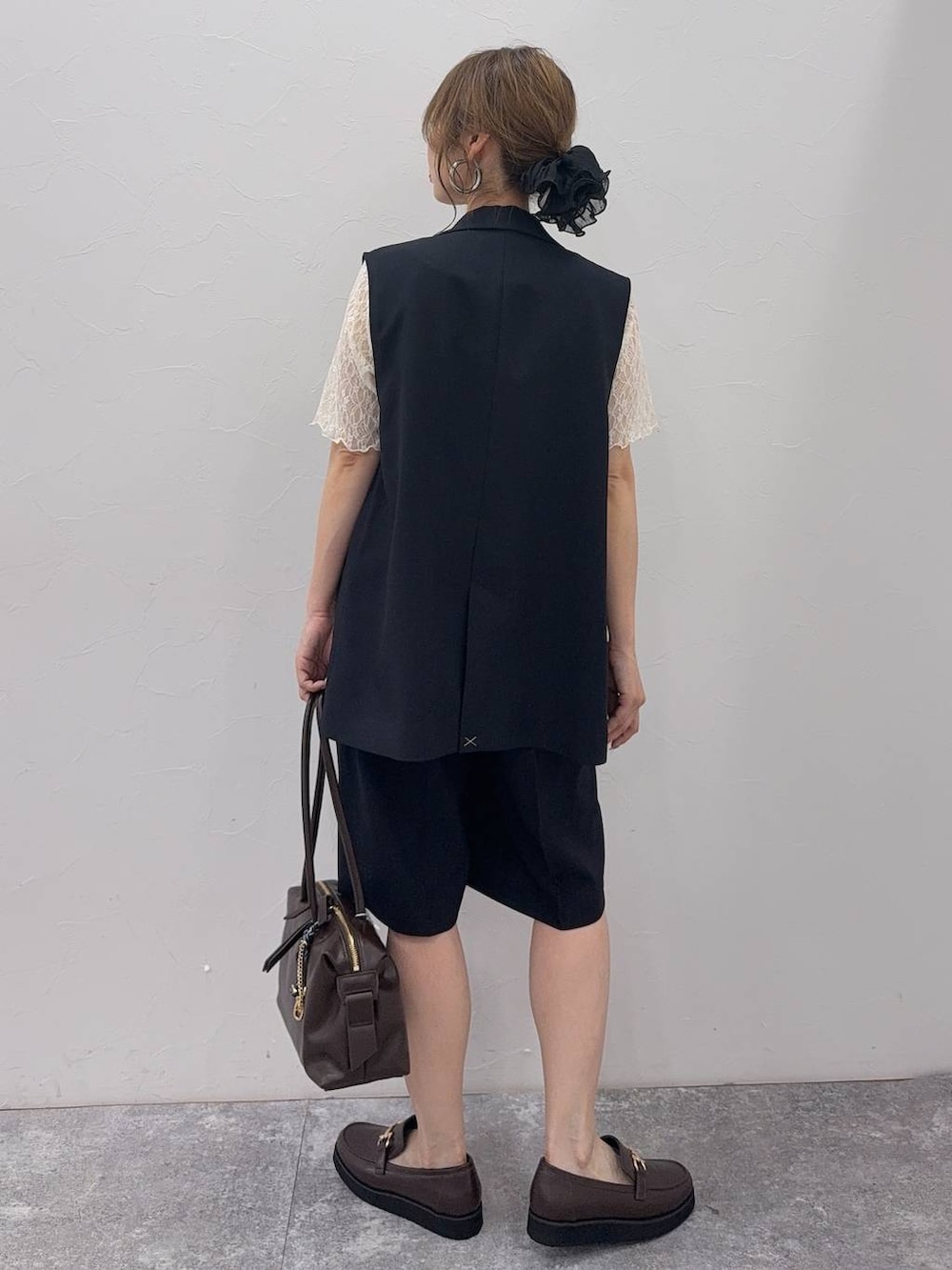 ブラウン系のボストンバッグ、ホワイト系のキャミソール、ホワイト系のTシャツ/カットソーを着用したレディースの夏コーディネートの4枚目の写真