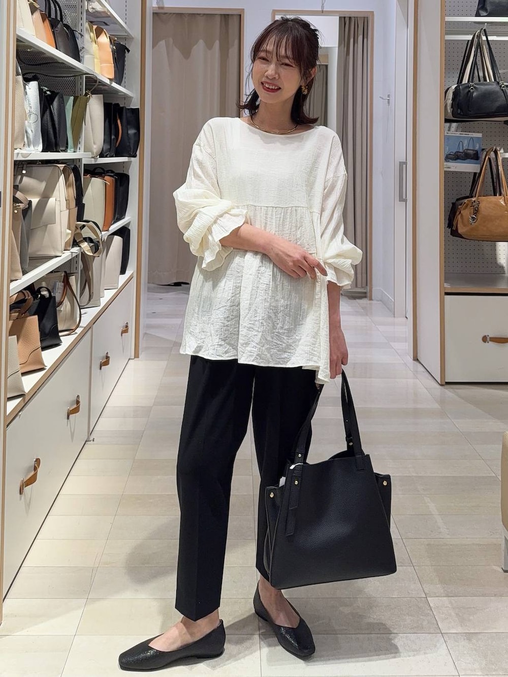 その他のパンプス、ブラウン系のボストンバッグ、ブラウン系のその他パンツを着用したレディースの春コーディネートの3枚目の写真