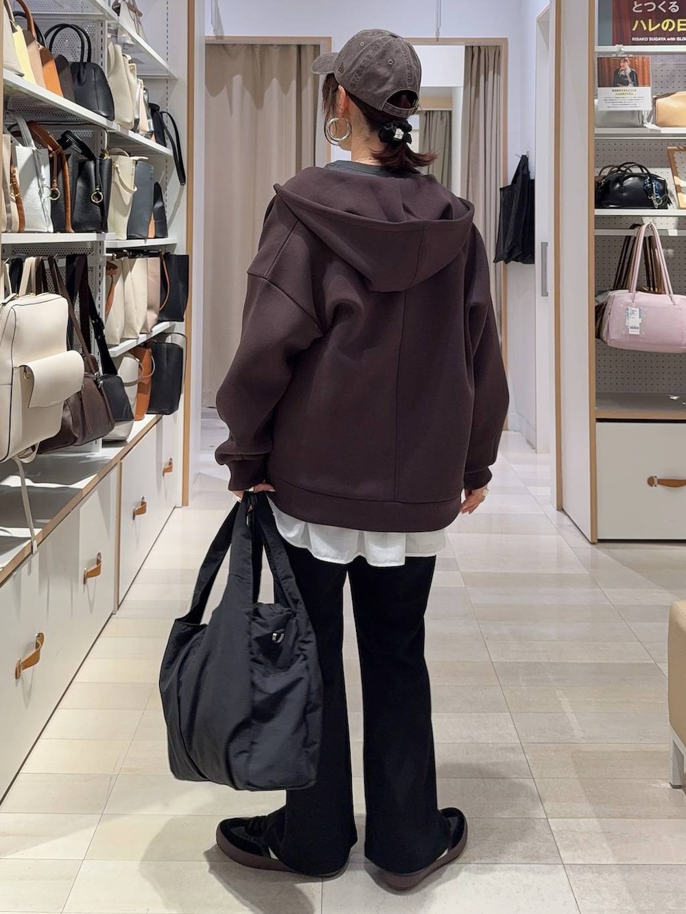 ブラック系のトートバッグ、ホワイト系のTシャツ/カットソー、ブラック系のスウェットを着用したレディースの春コーディネートの7枚目の写真