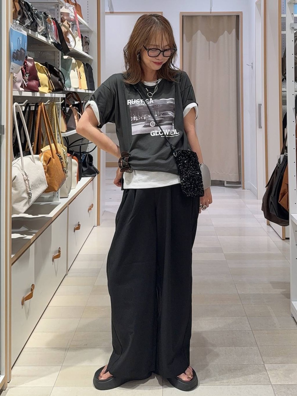 ブラック系のその他パンツ、グレー系のTシャツ/カットソー、シルバー系のネックレスを着用したレディースの夏コーディネートの2枚目の写真