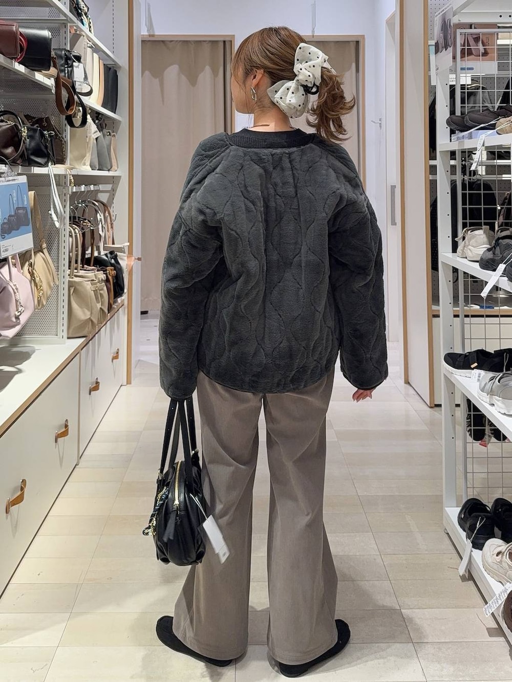 ブラック系のモカシン/デッキシューズ、グレー系のブルゾン、グレー系のカーディガン/ボレロを着用したレディースの秋コーディネートの6枚目の写真