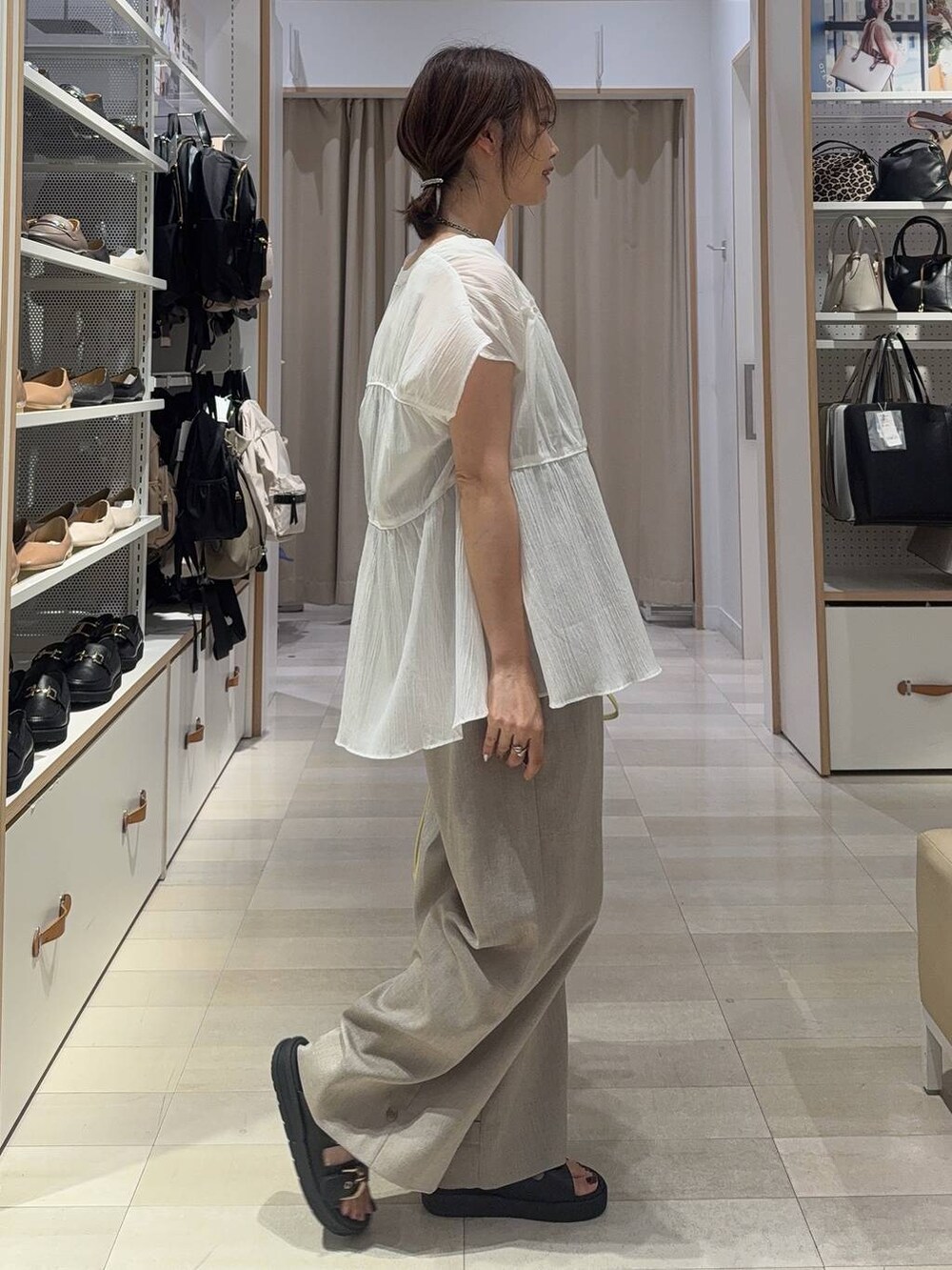 ホワイト系のタンクトップ、イエロー系のショルダーバッグ、ホワイト系のシャツ/ブラウスを着用したレディースの夏コーディネートの4枚目の写真