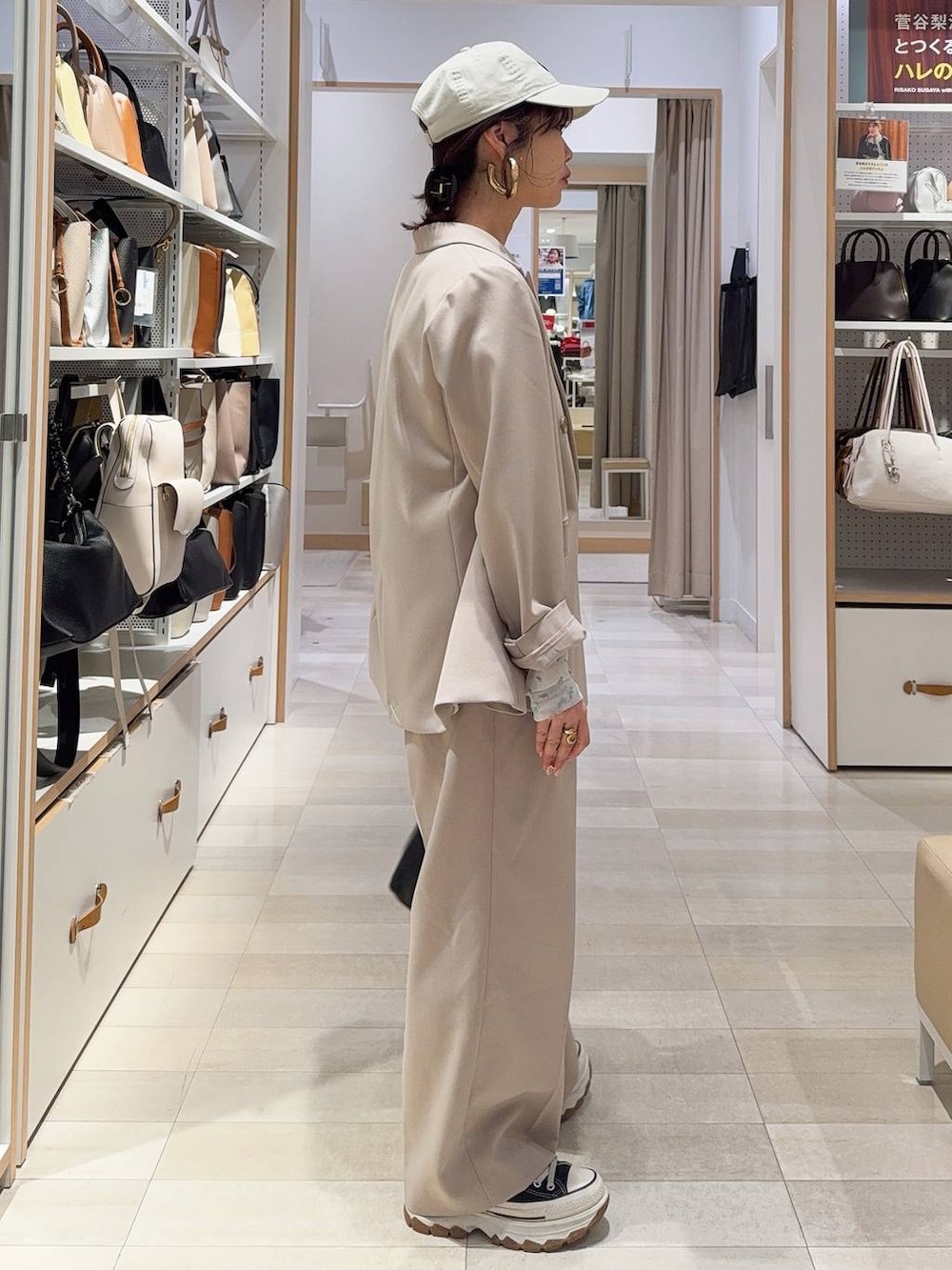 ホワイト系のTシャツ/カットソー、ベージュ系のテーラードジャケット、ベージュ系のその他パンツを着用したレディースの冬コーディネートの8枚目の写真