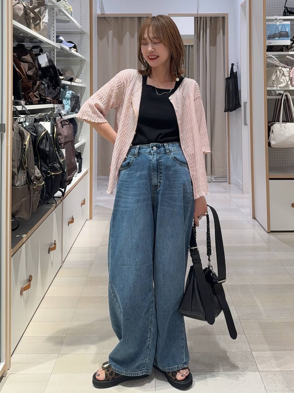 その他のパンプス、ブラック系のボストンバッグ、ブラック系のその他パンツを着用したレディースの春コーディネートの4枚目の写真