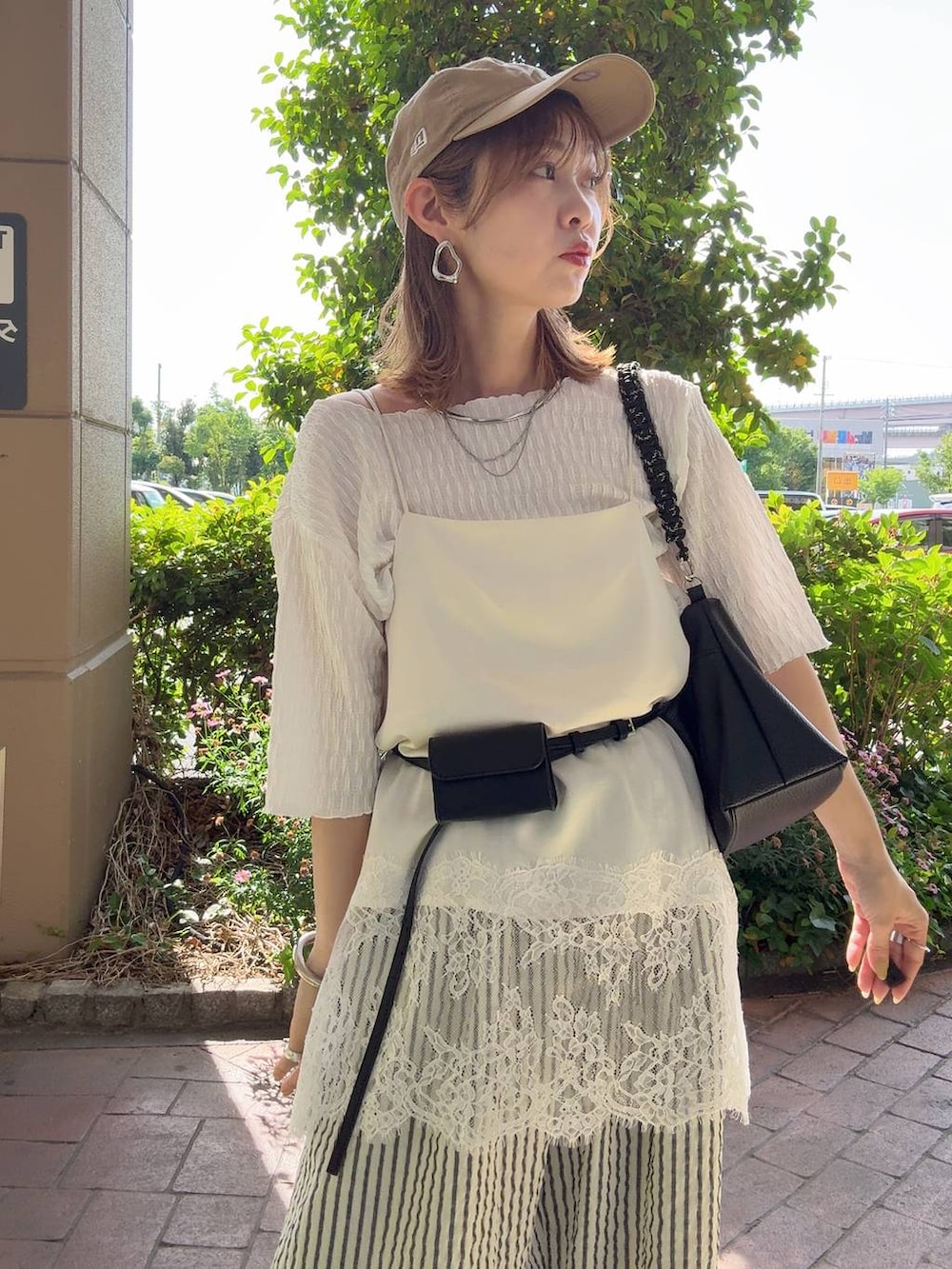 ホワイト系のキャミソール、ホワイト系のその他パンツ、シルバー系のネックレスを着用したレディースの春コーディネートの2枚目の写真