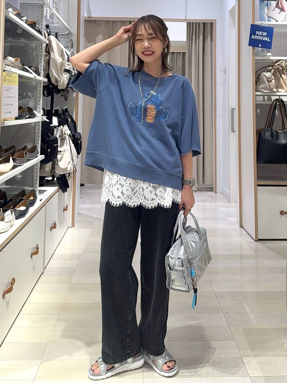 ブラック系のサンダル、ブラック系のTシャツ/カットソー、ブルー系のデニムパンツを着用したレディースの夏コーディネートの2枚目の写真