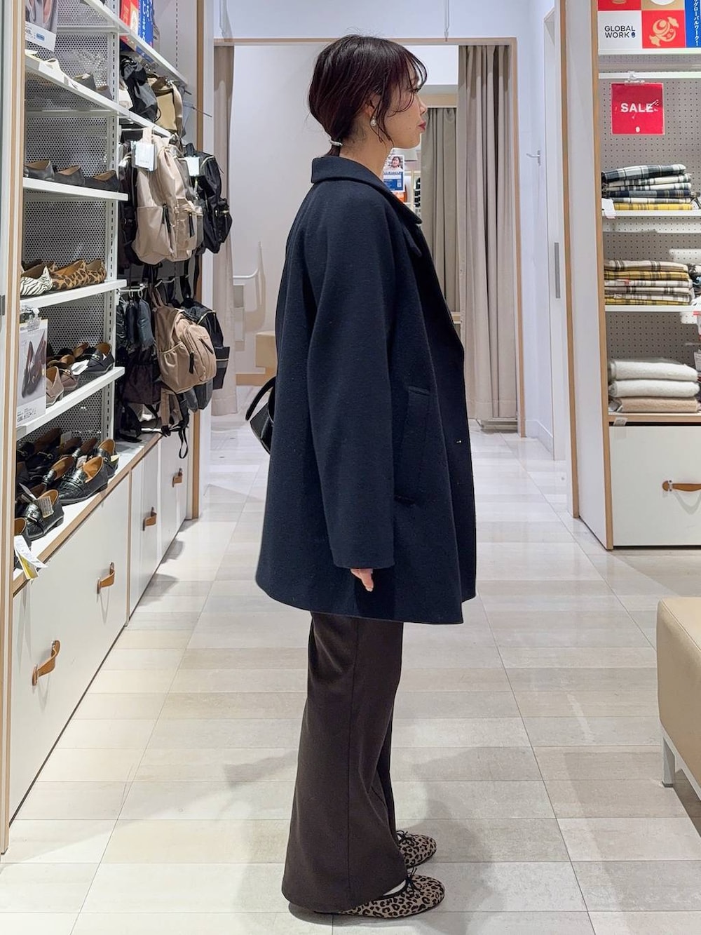 ブルー系のチェスターコート、ホワイト系のTシャツ/カットソー、ブラウン系のその他パンツを着用したレディースの冬コーディネートの6枚目の写真