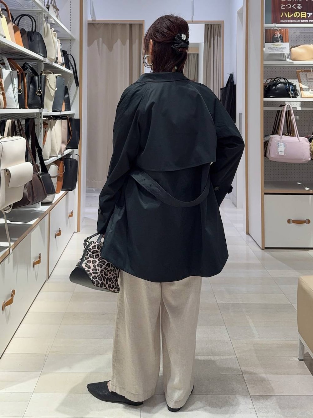 その他のショルダーバッグ、ブラック系のパンプス、ホワイト系のその他パンツを着用したレディースの春コーディネートの5枚目の写真