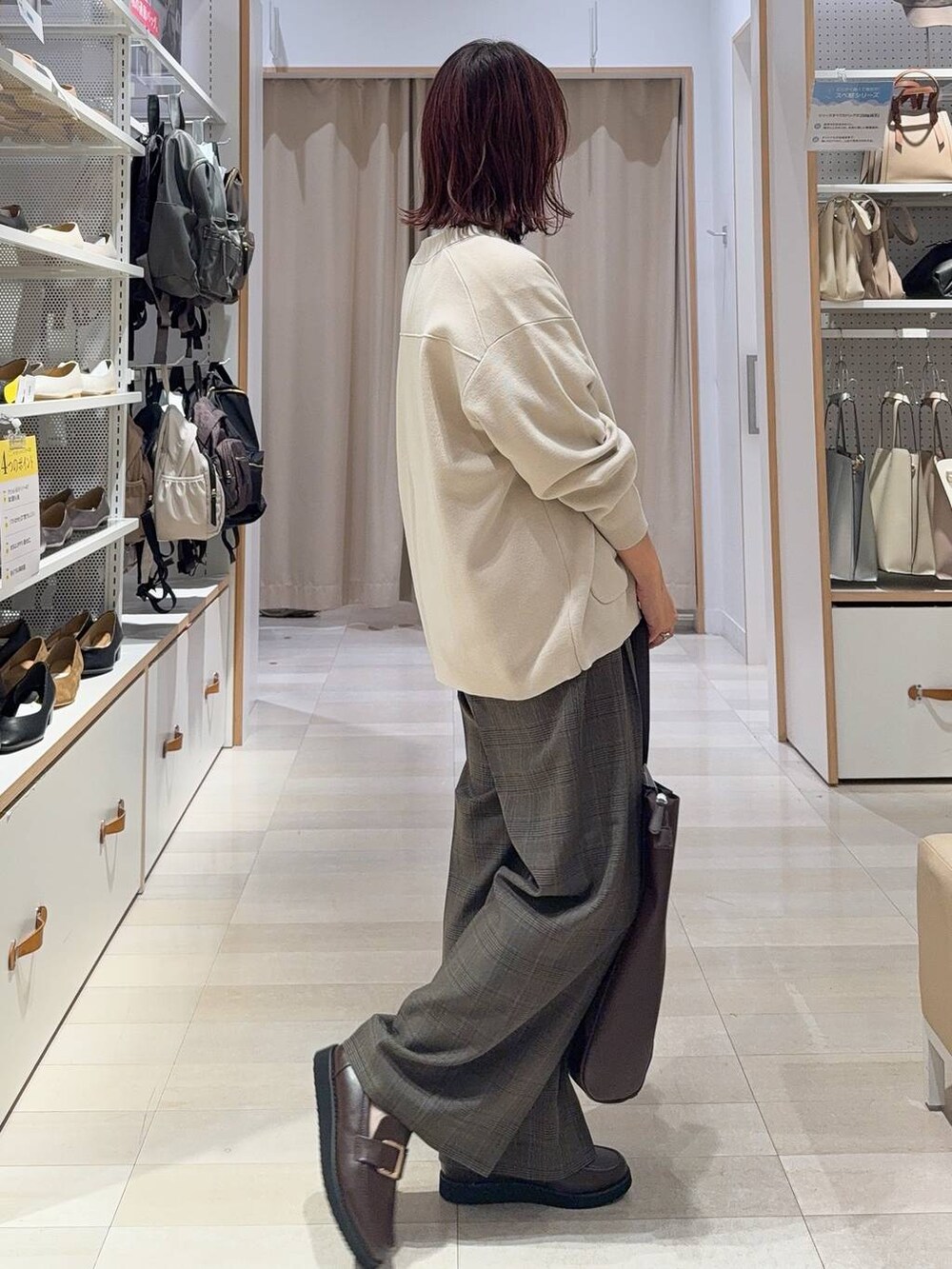 ブラウン系のローファー、ホワイト系のTシャツ/カットソー、ベージュ系のカーディガン/ボレロを着用したレディースの秋コーディネートの5枚目の写真