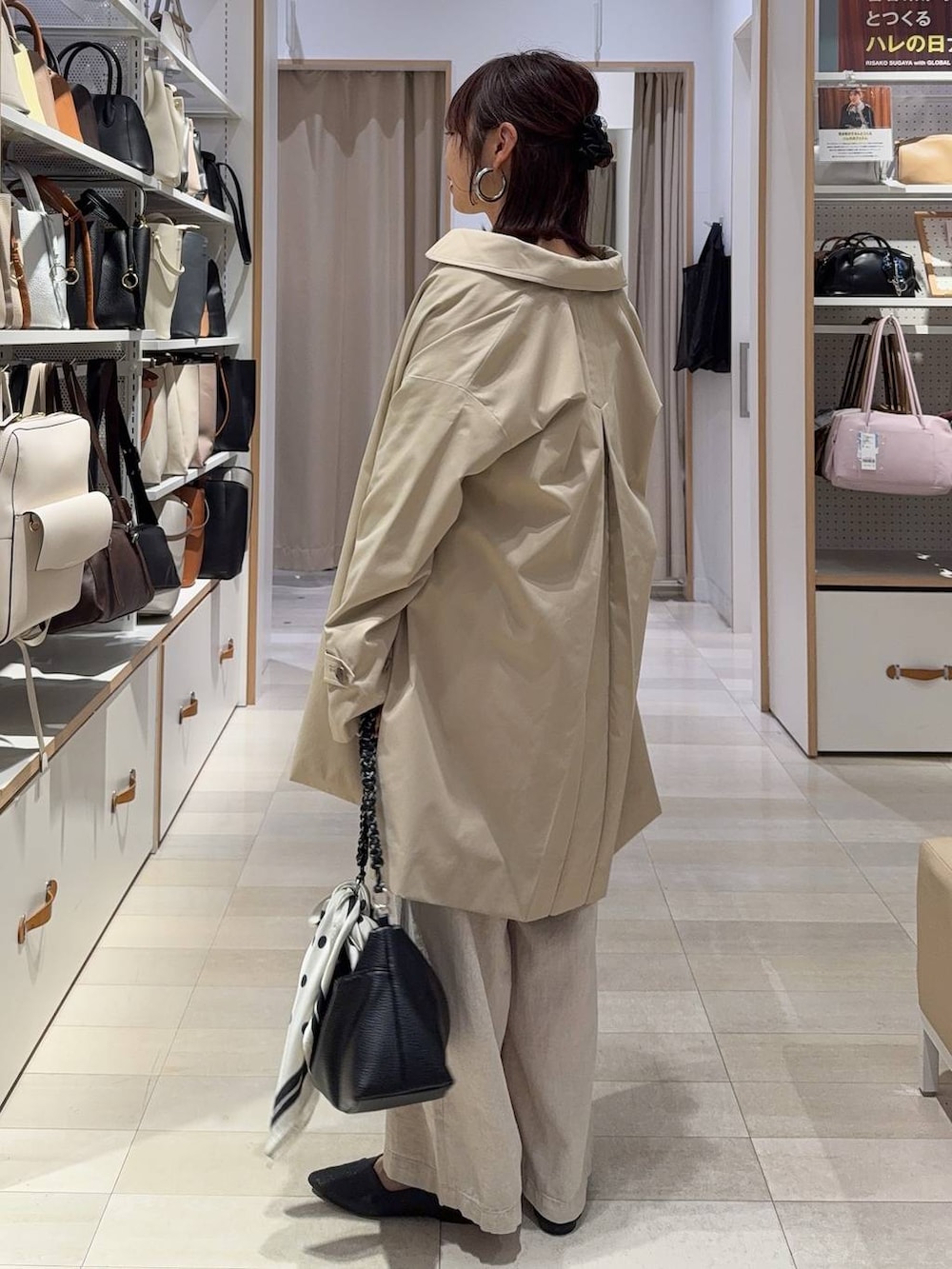 その他のショルダーバッグ、ブラック系のパンプス、ホワイト系のその他パンツを着用したレディースの春コーディネートの7枚目の写真