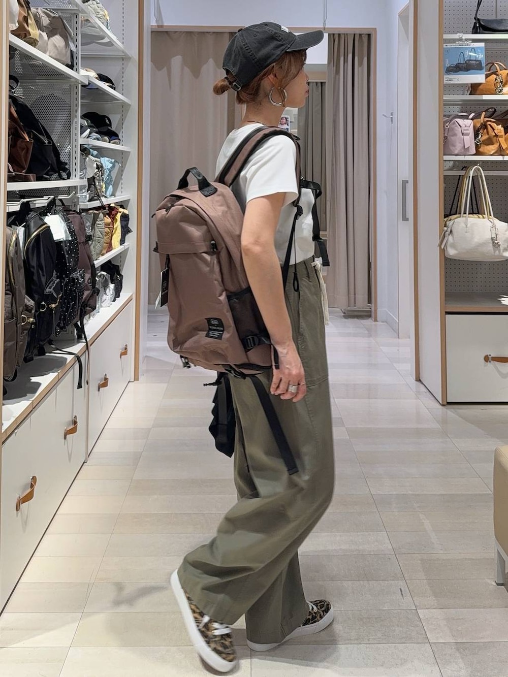 グリーン系のその他パンツ、その他のスニーカー、ブラック系のカーディガン/ボレロを着用したレディースの春コーディネートの7枚目の写真