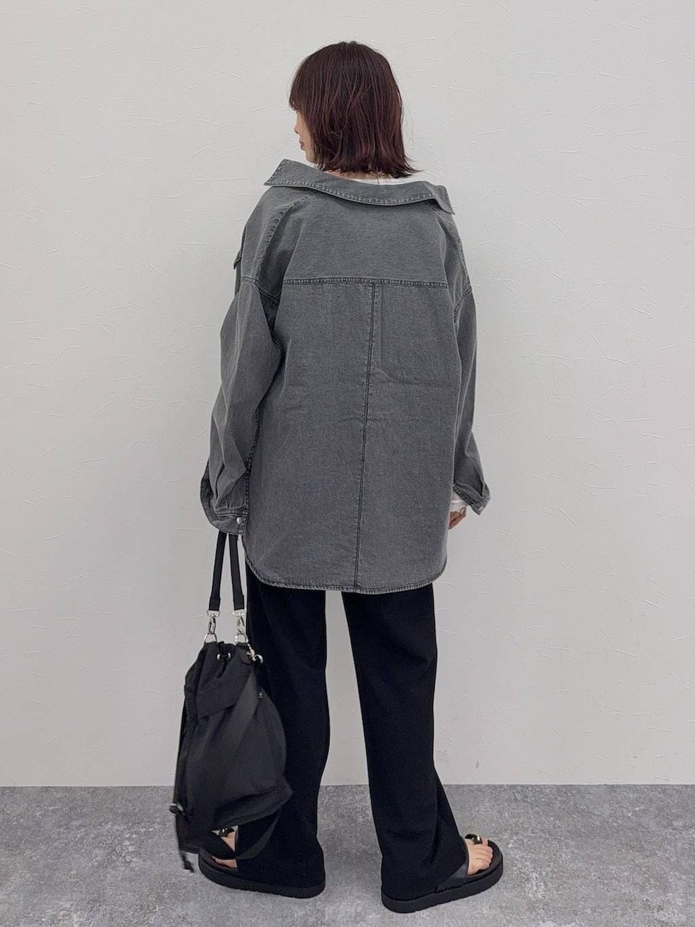 ブラック系のショルダーバッグ、ブラック系のその他パンツ、シルバー系のネックレスを着用したレディースの春コーディネートの4枚目の写真