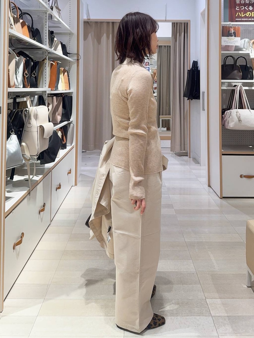 その他のパンプス、ホワイト系のその他パンツ、ブラウン系のショルダーバッグを着用したレディースの冬コーディネートの5枚目の写真