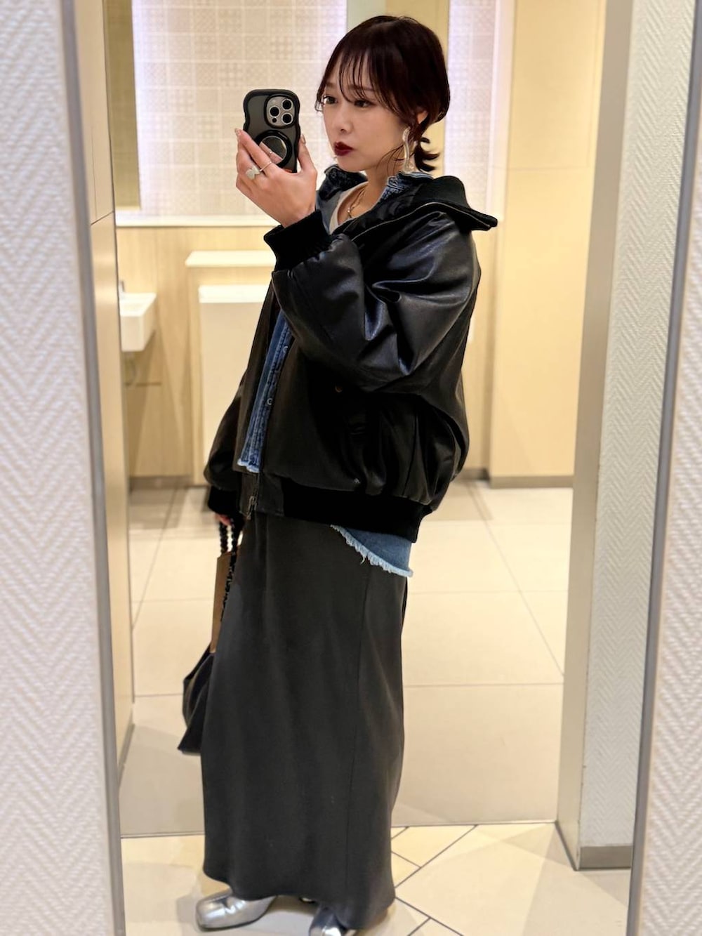 グレー系のスカート、ホワイト系のTシャツ/カットソー、ブルー系のシャツ/ブラウスを着用したレディースの冬コーディネートの2枚目の写真