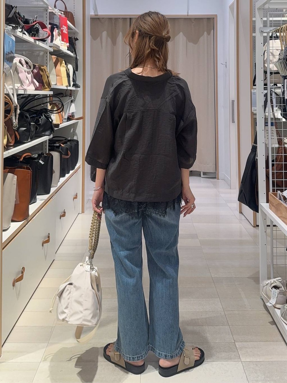ブルー系のデニムパンツ、グレー系のシャツ/ブラウス、ベージュ系のサンダルを着用したレディースの夏コーディネートの5枚目の写真