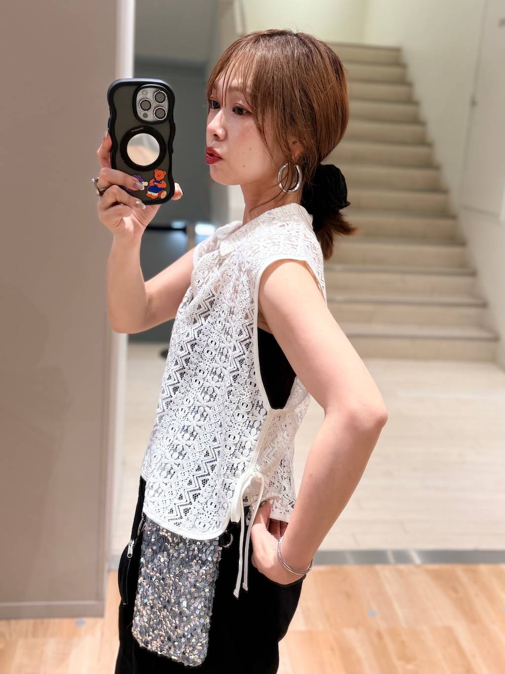 ブラウン系のキャミソール、ブラック系のその他パンツ、ベージュ系のベストを着用したレディースの夏コーディネートの3枚目の写真