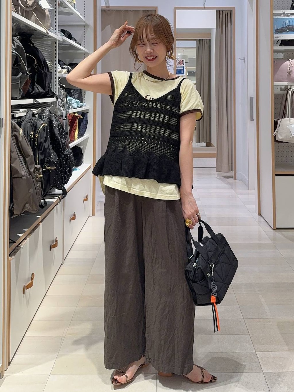 その他のトートバッグ、ブラウン系のその他パンツ、ブラウン系のタンクトップを着用したレディースの春コーディネートの6枚目の写真