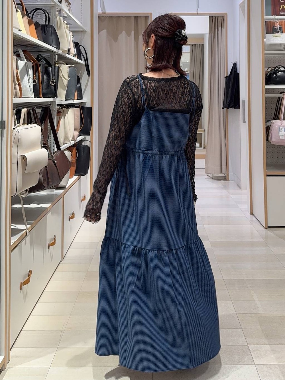 ブラック系のTシャツ/カットソー、ホワイト系のシャツ/ブラウス、シルバー系のパンプスを着用したレディースの春コーディネートの6枚目の写真