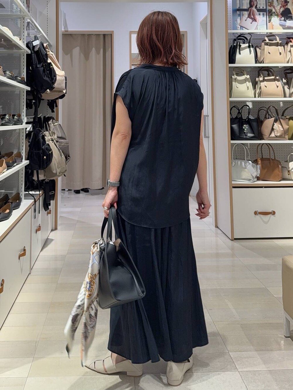 ベージュ系のパンプス、ホワイト系のショルダーバッグ、グレー系のその他パンツを着用したレディースの夏コーディネートの7枚目の写真