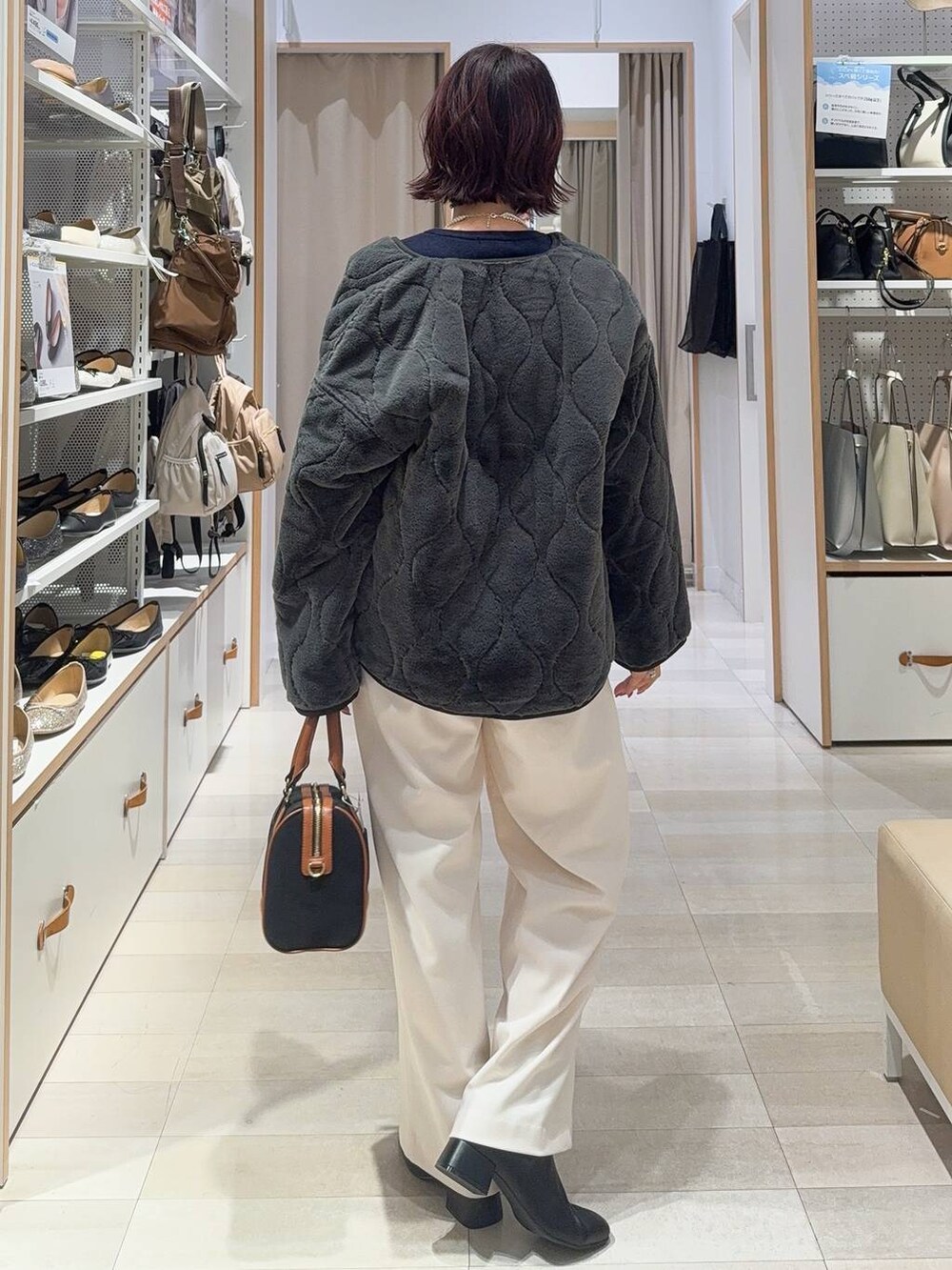 グレー系のブルゾン、グレー系のその他パンツ、ブラック系のボストンバッグを着用したレディースの秋コーディネートの7枚目の写真