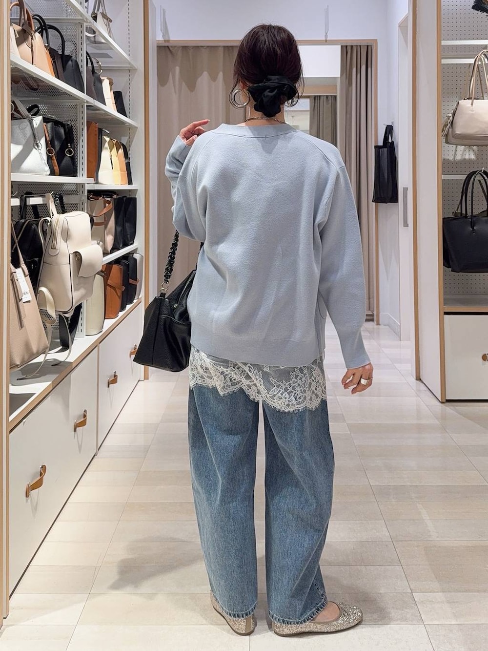 ゴールド系のバレエシューズ、ブルー系のデニムパンツ、ブルー系のカーディガン/ボレロを着用したレディースの春コーディネートの6枚目の写真