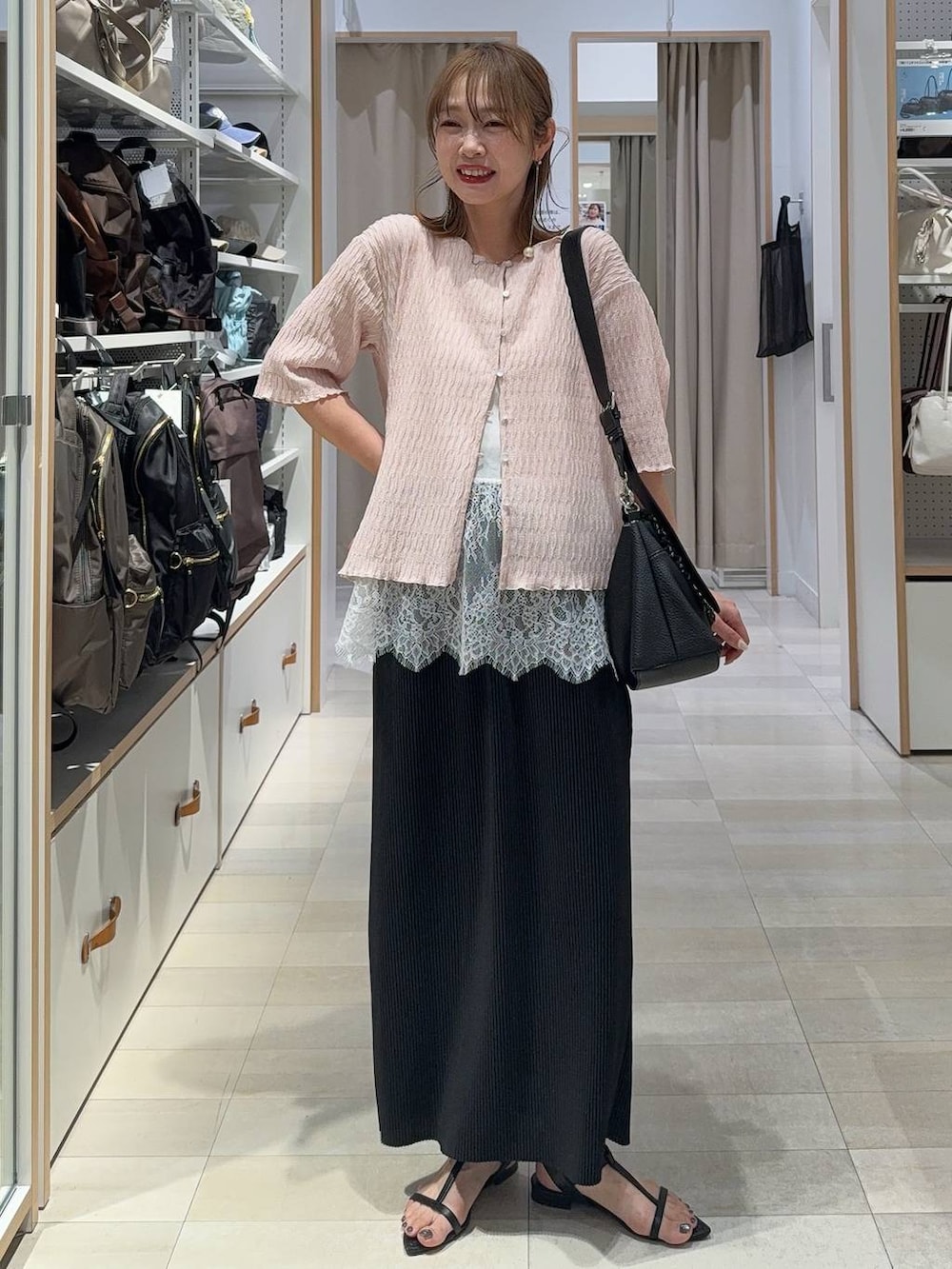 その他のパンプス、ブラック系のボストンバッグ、ブラック系のその他パンツを着用したレディースの春コーディネートの6枚目の写真