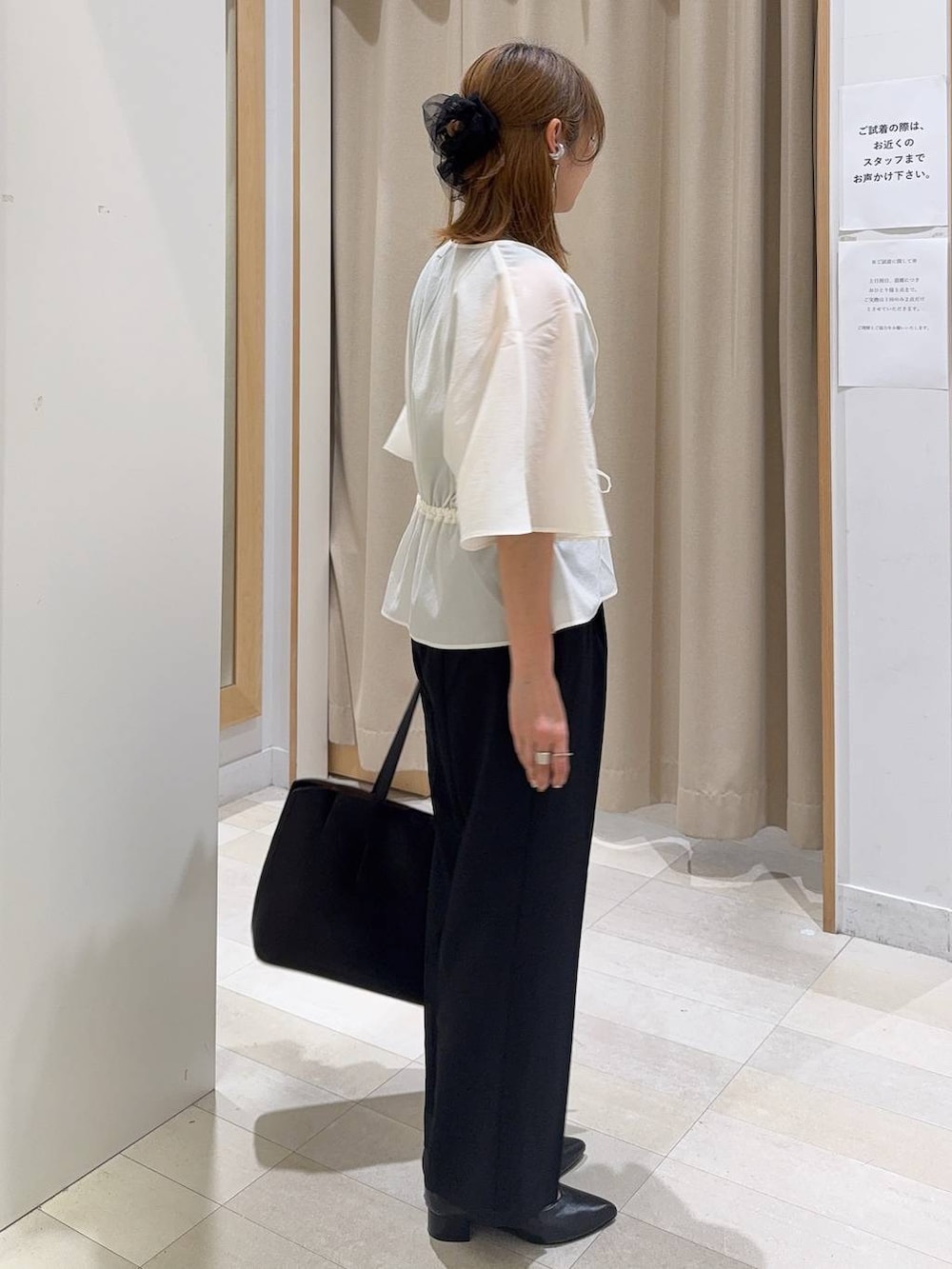 ブラック系のパンプス、ブラック系のトートバッグ、ブラック系のその他パンツを着用したレディースの春コーディネートの6枚目の写真