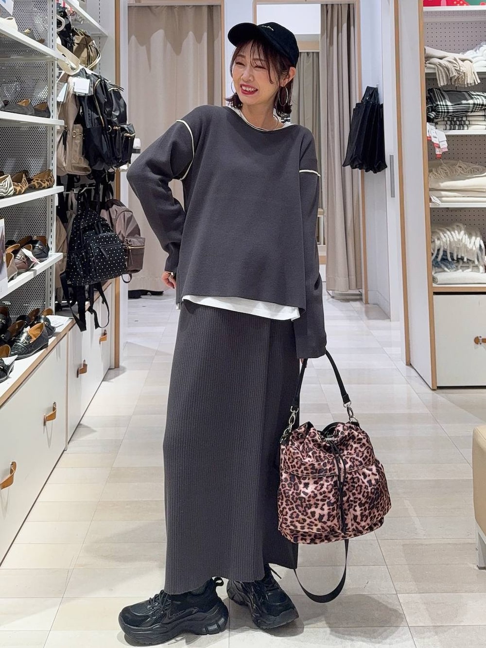 グレー系のバックパック/リュック、ピンク系のシャツ/ブラウス、グレー系のワンピースを着用したレディースの冬コーディネートの4枚目の写真