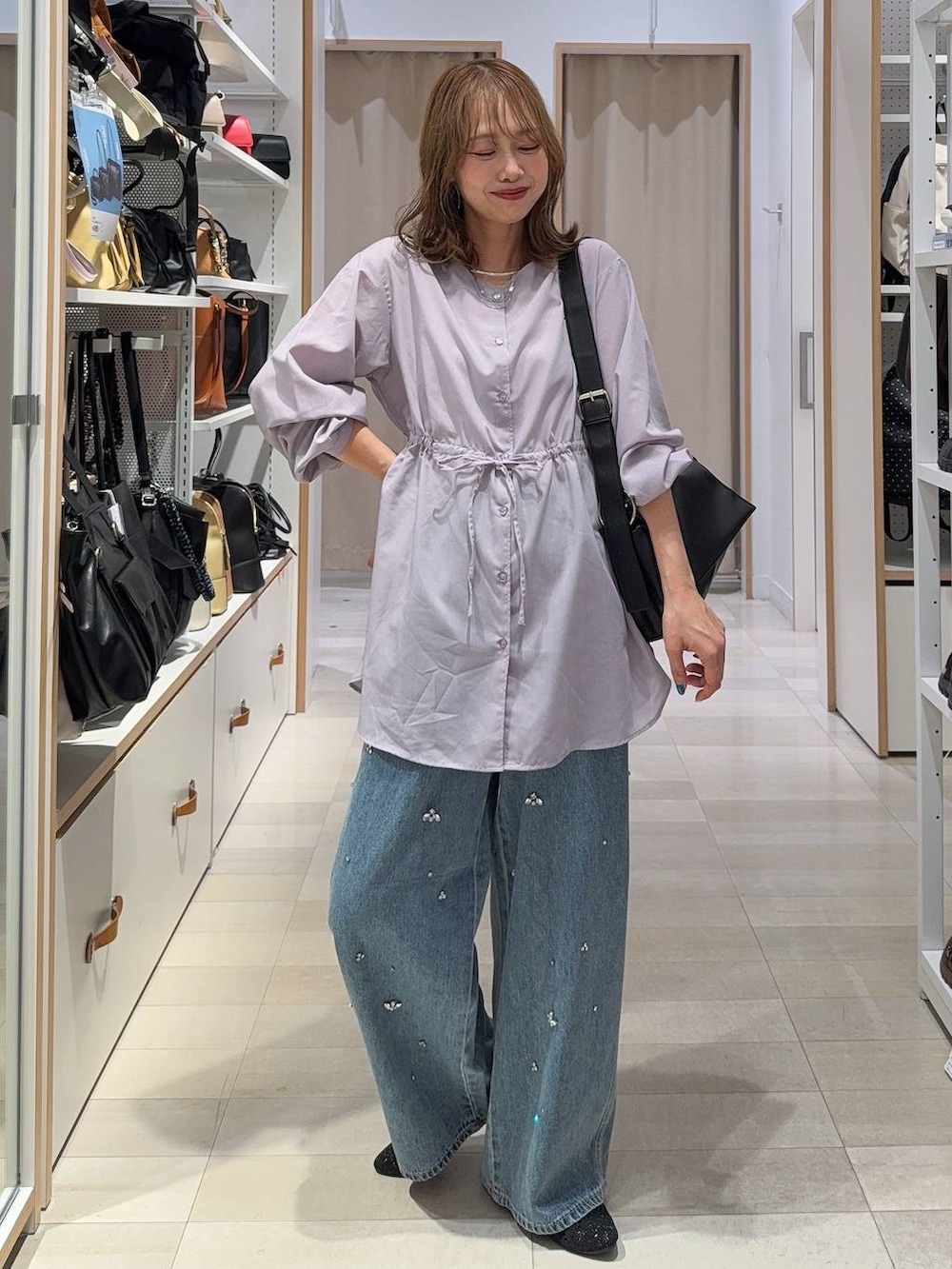 ホワイト系のシャツ/ブラウス、ブルー系のデニムパンツ、グレー系のシャツ/ブラウスを着用したレディースの夏コーディネートの3枚目の写真
