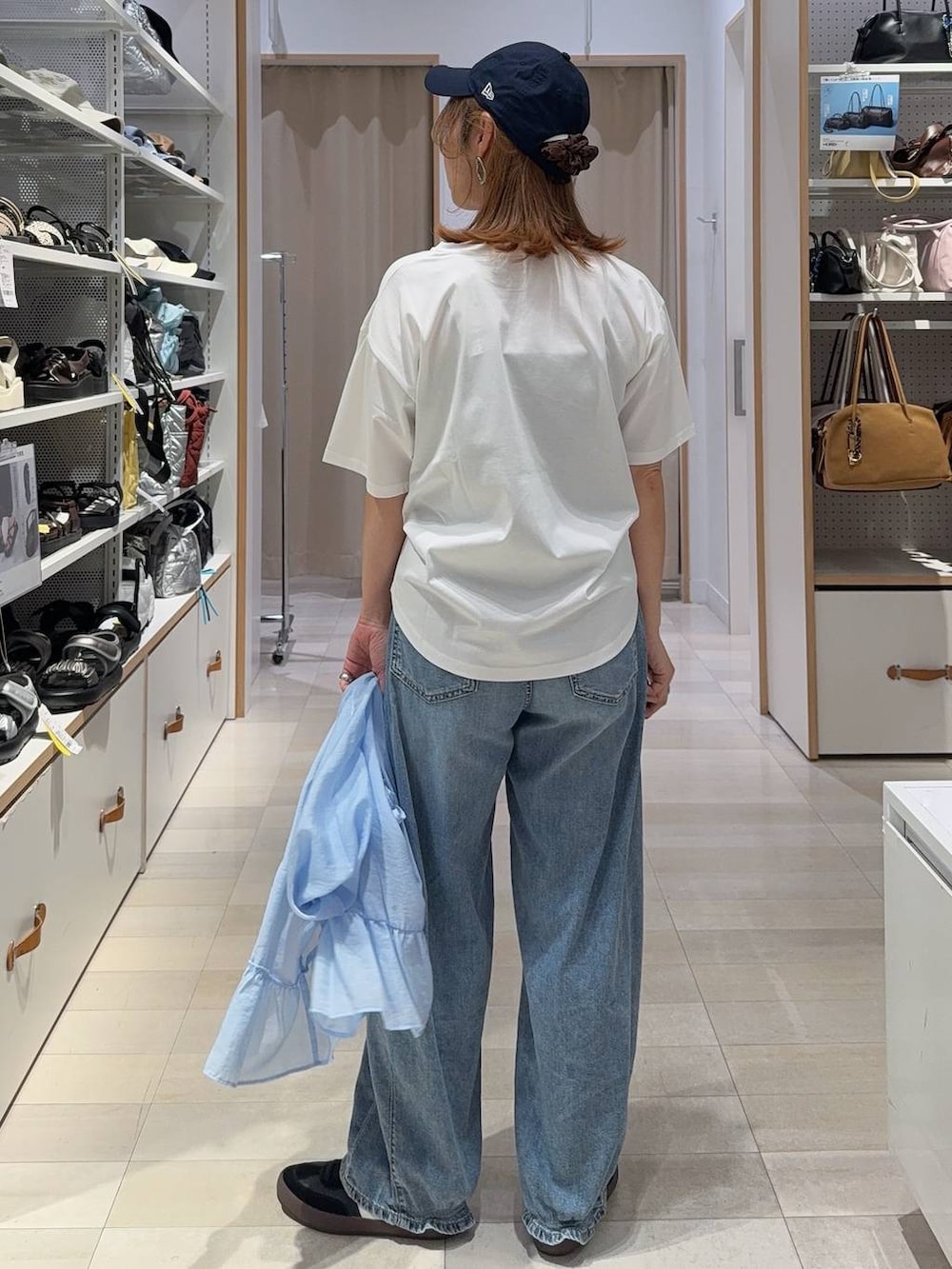 ブラック系のスニーカー、グレー系のバックパック/リュック、ホワイト系のTシャツ/カットソーを着用したレディースの夏コーディネートの6枚目の写真