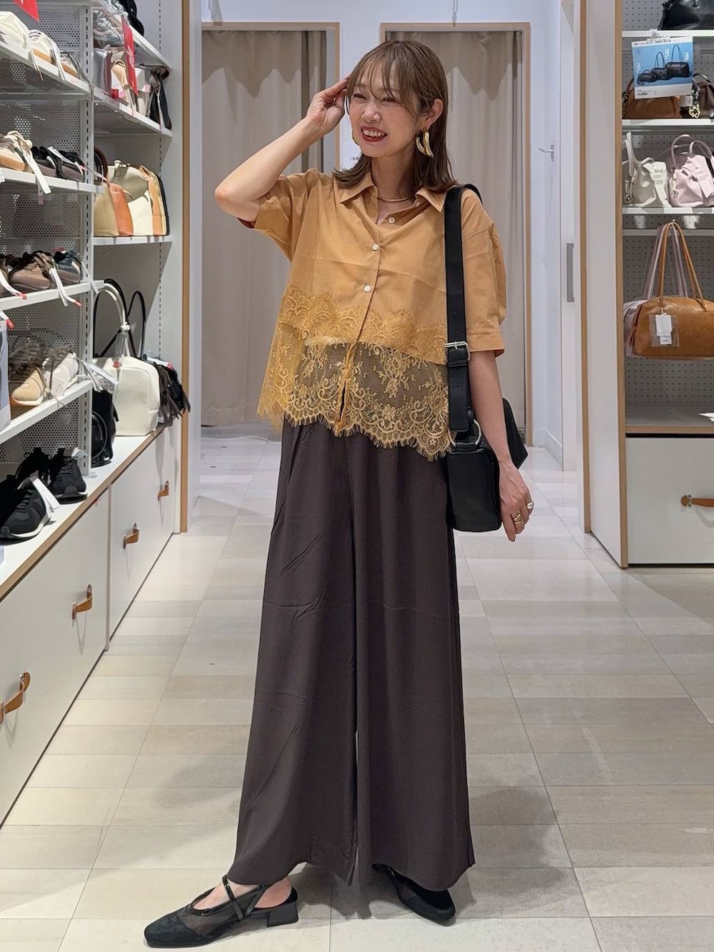 ブラウン系のその他パンツ、ブラウン系のボストンバッグ、ブルー系のTシャツ/カットソーを着用したレディースの夏コーディネートの3枚目の写真
