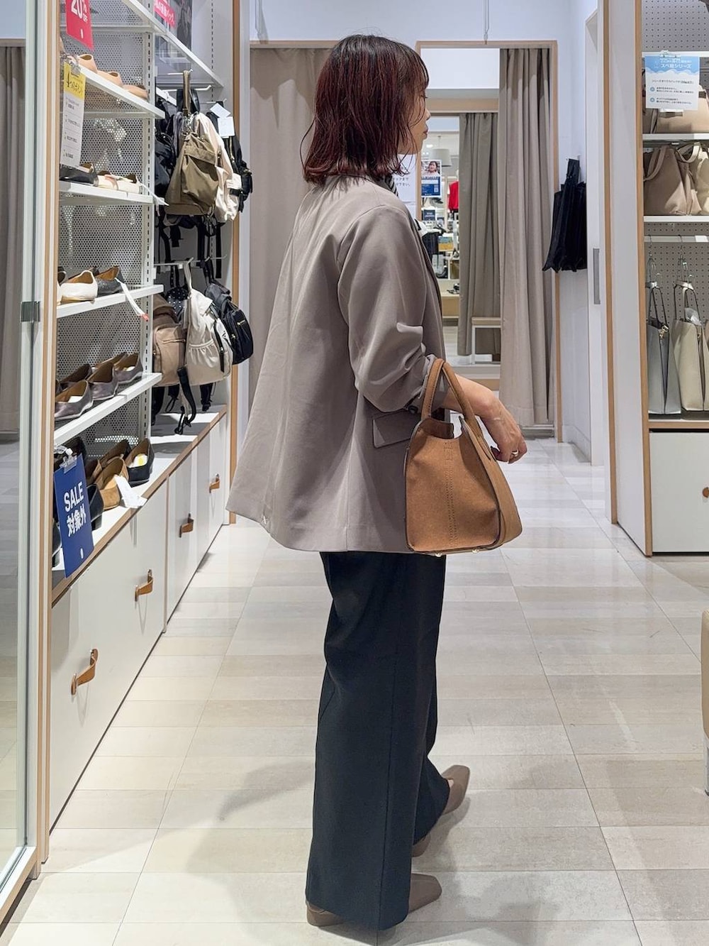 ホワイト系のタンクトップ、ブラック系のその他パンツ、ブラウン系のテーラードジャケットを着用したレディースの秋コーディネートの4枚目の写真