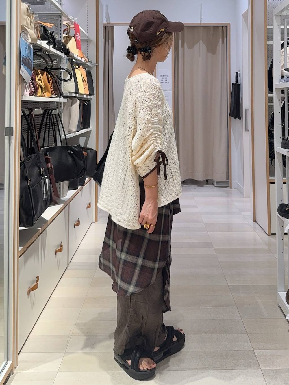 ブラウン系のその他パンツ、ブラウン系のシャツ/ブラウス、ゴールド系のネックレスを着用したレディースの夏コーディネートの8枚目の写真