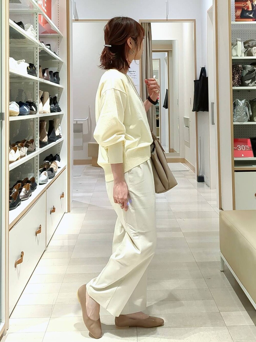 ホワイト系のその他パンツ、ベージュ系のパンプス、イエロー系のニット/セーターを着用したレディースの春コーディネートの3枚目の写真