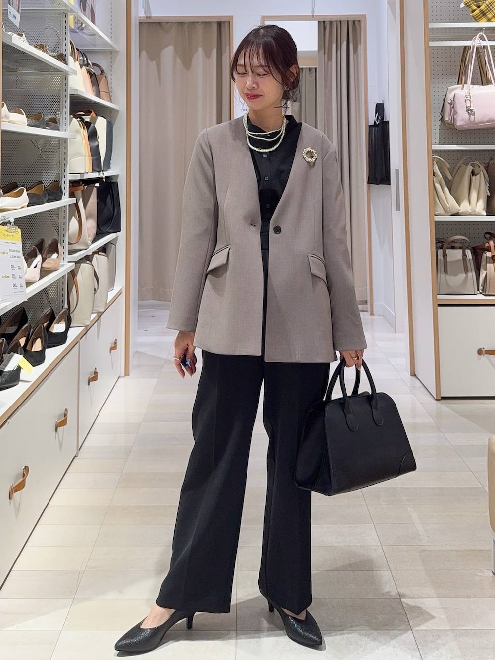 ホワイト系のパンプス、ホワイト系のシャツ/ブラウス、ブラウン系のその他パンツを着用したレディースの冬コーディネートの3枚目の写真