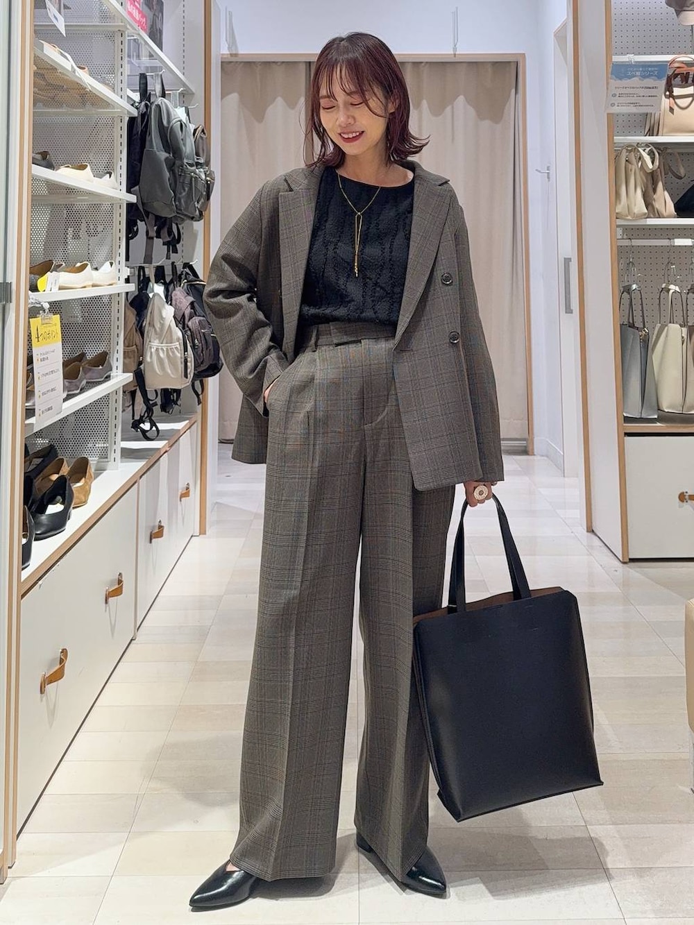 ブラウン系のローファー、ホワイト系のTシャツ/カットソー、ベージュ系のカーディガン/ボレロを着用したレディースの秋コーディネートの2枚目の写真