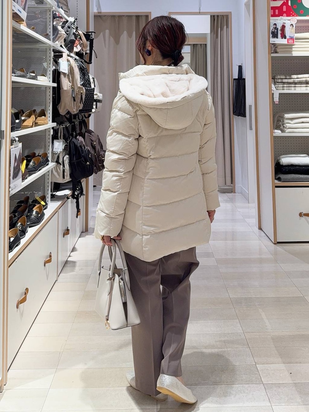 シルバー系のパンプス、ベージュ系のダウンジャケット/コート、ブラウン系のその他パンツを着用したレディースの冬コーディネートの6枚目の写真