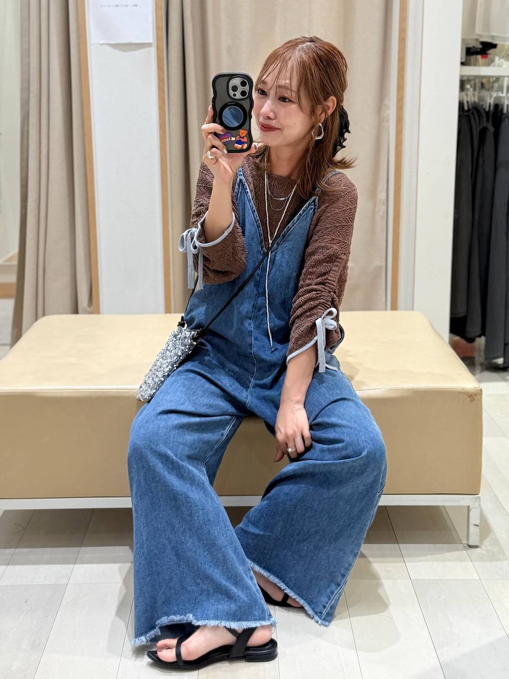 ブルー系のシャツ/ブラウス、ブラック系のその他パンツ、レッド系のタンクトップを着用したレディースの夏コーディネートの2枚目の写真