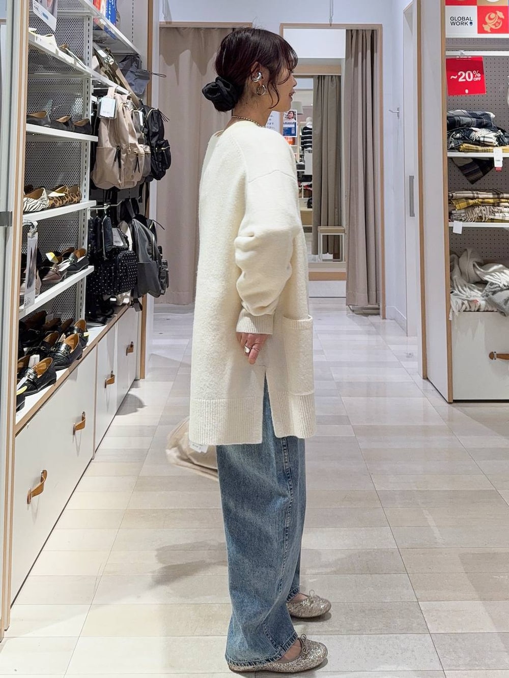 ゴールド系のバレエシューズ、ホワイト系のカーディガン/ボレロ、イエロー系のニット/セーターを着用したレディースの冬コーディネートの6枚目の写真