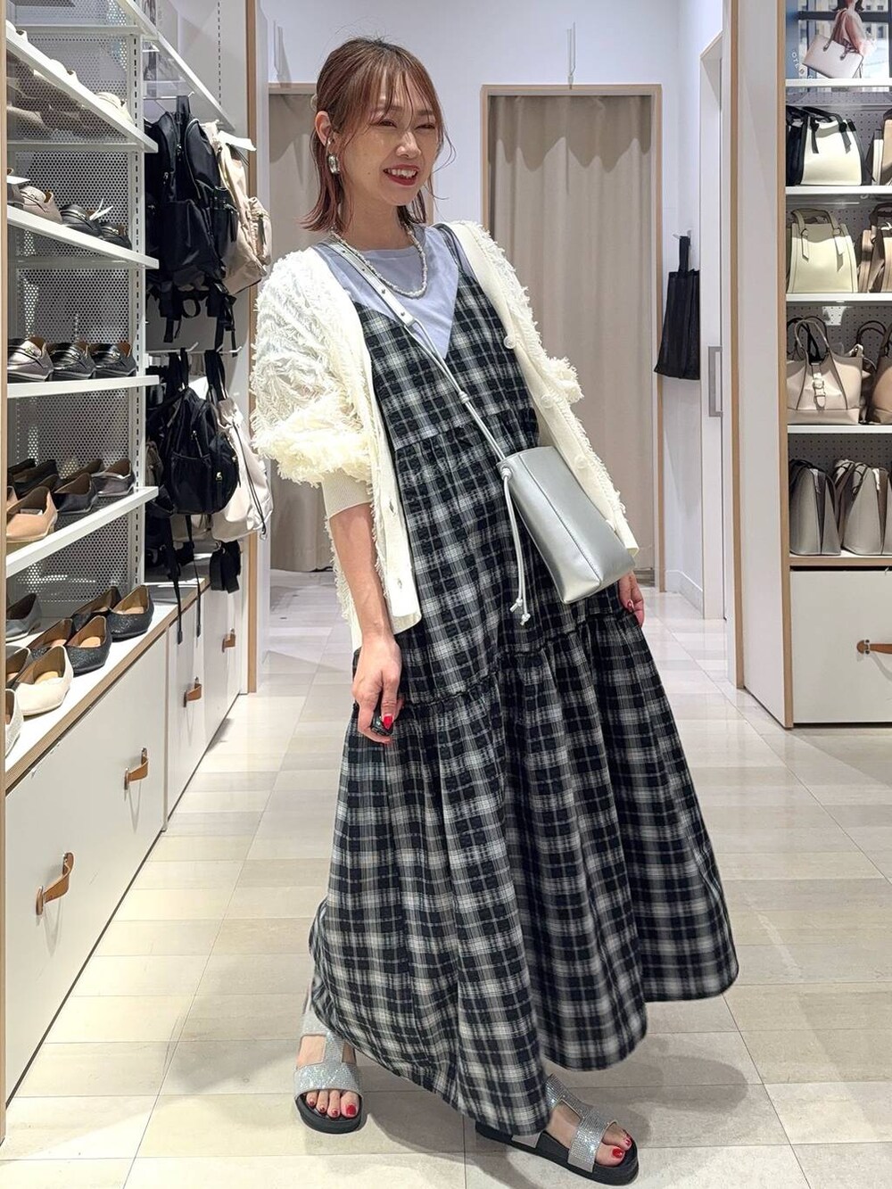 パープル系のTシャツ/カットソー、シルバー系のショルダーバッグ、グレー系のサンダルを着用したレディースの夏コーディネートの2枚目の写真