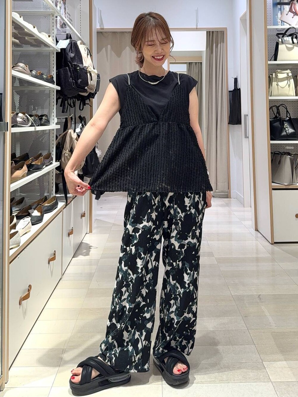 ブラック系のTシャツ/カットソー、シルバー系のネックレスを着用したレディースの夏コーディネートの2枚目の写真