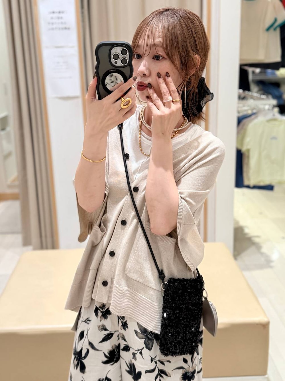 ベージュ系のカーディガン/ボレロ、ホワイト系のその他パンツ、ホワイト系のTシャツ/カットソーを着用したレディースの夏コーディネートの2枚目の写真