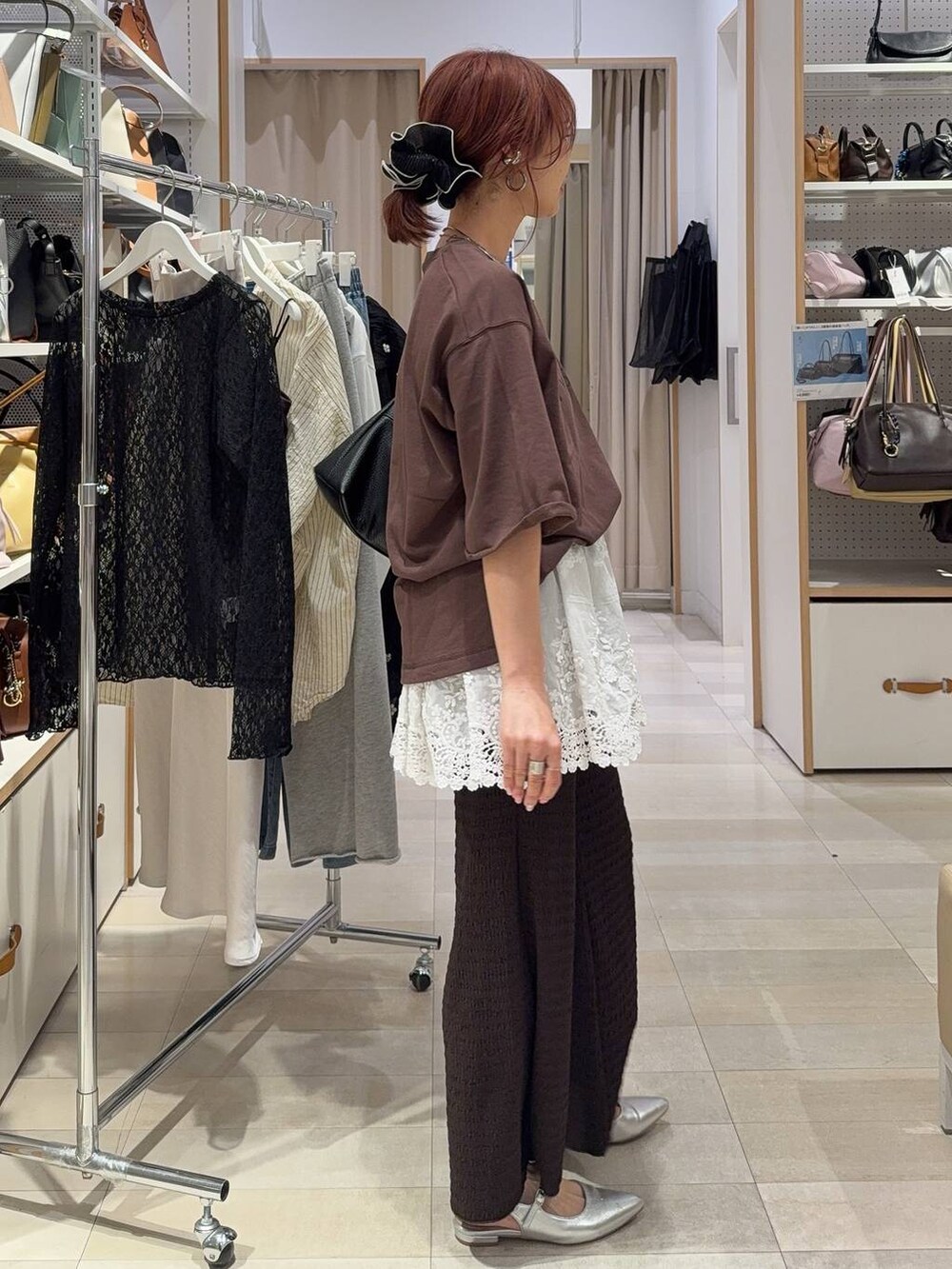 ブラウン系のスウェット、ブラウン系のその他パンツ、シルバー系のネックレスを着用したレディースの春コーディネートの6枚目の写真