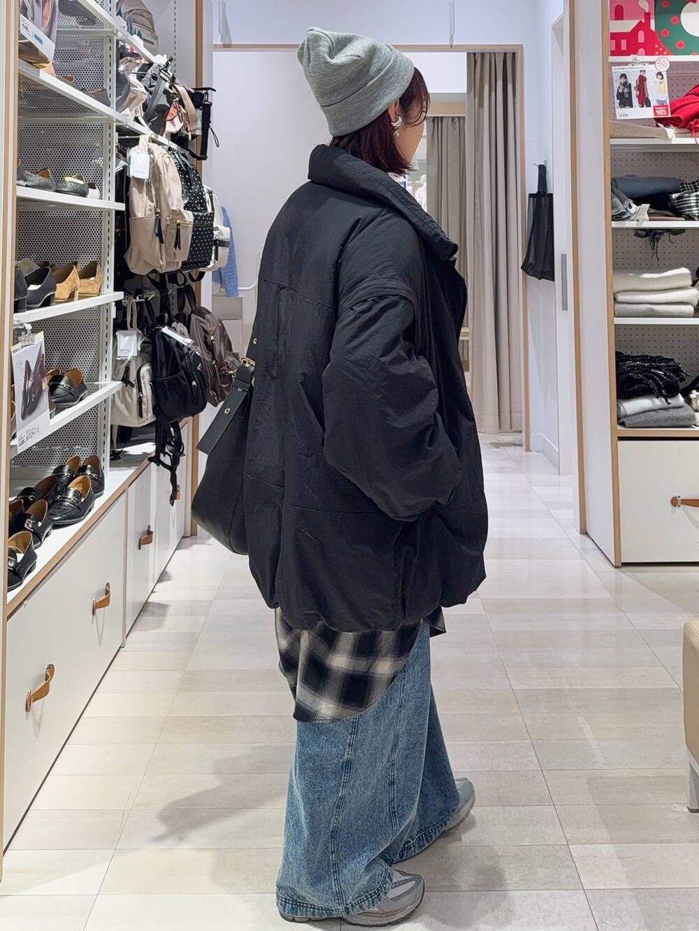 ブラック系のショルダーバッグ、ブラック系のその他アウター、ブラック系のシャツ/ブラウスを着用したレディースの冬コーディネートの6枚目の写真