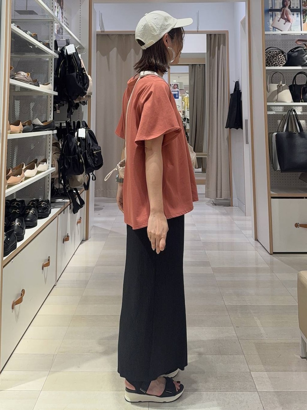 ブラウン系のTシャツ/カットソー、ホワイト系のショルダーバッグ、ブラック系のサンダルを着用したレディースの夏コーディネートの3枚目の写真