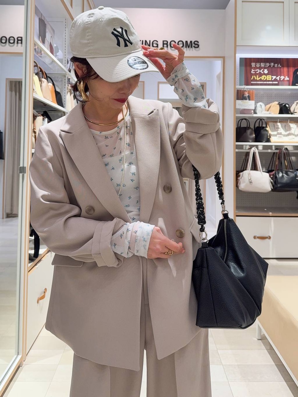 ホワイト系のTシャツ/カットソー、ベージュ系のテーラードジャケット、ベージュ系のその他パンツを着用したレディースの冬コーディネートの2枚目の写真